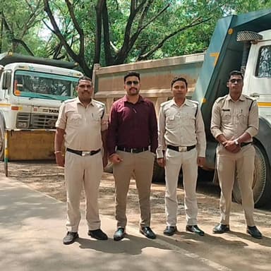 🚛 अवैध रेत उत्खनन एवं परिवहन पर सख्त कार्रवाई
कलेक्टर श्रीमती रेना जमील के निर्देशन में खनिज विभाग, राजस्व अमला एवं जिला स्तरीय टास्क फोर्स द्वारा सतत जांच अभियान जारी है।
भैयाथान के गंगोटी क्षेत्र में कार्रवाई के दौरान अवैध रेत परिवहन करते 04 हाईवा जब्त कर नियमानुसार थाना बसदेई को सुपुर्द किया गया। जिले में अवैध उत्खनन एवं परिवहन के विरुद्ध कार्रवाई लगातार जारी रहेगी।
#Surajpur #MineralDepartment #IllegalMining #DistrictAdministration #GoodGovernance
@chhattisgarhcmo