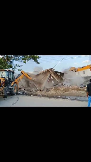 সোনাবাড়িঘাটে চললো প্রশাসনের বুলডোজার। হাসপাতালের সামনে অবৈধভাবে গড়ে ওঠা ১৫টি দোকানঘর গুঁড়িয়ে দেওয়া হলো। দীর্ঘদিন ধরে জমি জবরদখল করে দোকানঘর বানিয়ে ভাড়া দেওয়ার অভিযোগে হাসপাতাল পরিচালন কমিটির অনুরোধে জেলা প্রশাসন ও পুলিশ প্রশাসনের যৌথ উদ্যোগে সোমবার বিকেলে এই উচ্ছেদ অভিযান চালানো হয়।