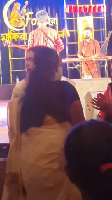 💢শিলচর বঙ্গভবনে আয়োজিত অনুষ্ঠানে সংগীত পরিবেশন করছেন কলকাতার বিখ্যাত লোক সংগীত শিল্পী ঋষি চক্রবর্তী💢
