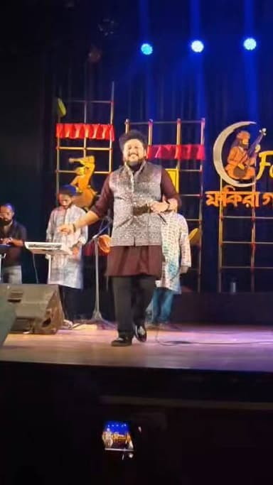 💢শিলচর বঙ্গভবনে আয়োজিত অনুষ্ঠানে সংগীত পরিবেশন করছেন কলকাতার বিখ্যাত লোক সংগীত শিল্পী ঋষি চক্রবর্তী💢