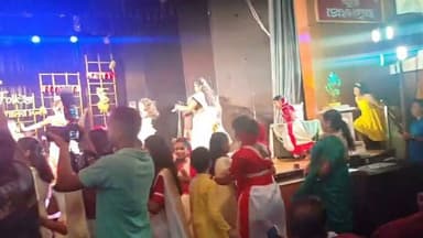 💢শিলচর বঙ্গভবনে আয়োজিত অনুষ্ঠানে কলকাতার বিখ্যাত লোক সংগীত শিল্পী ঋষি চক্রবর্তীর গানের তালে নৃত্য পরিবেশন করছে কচি কাচা শিশুরা💢