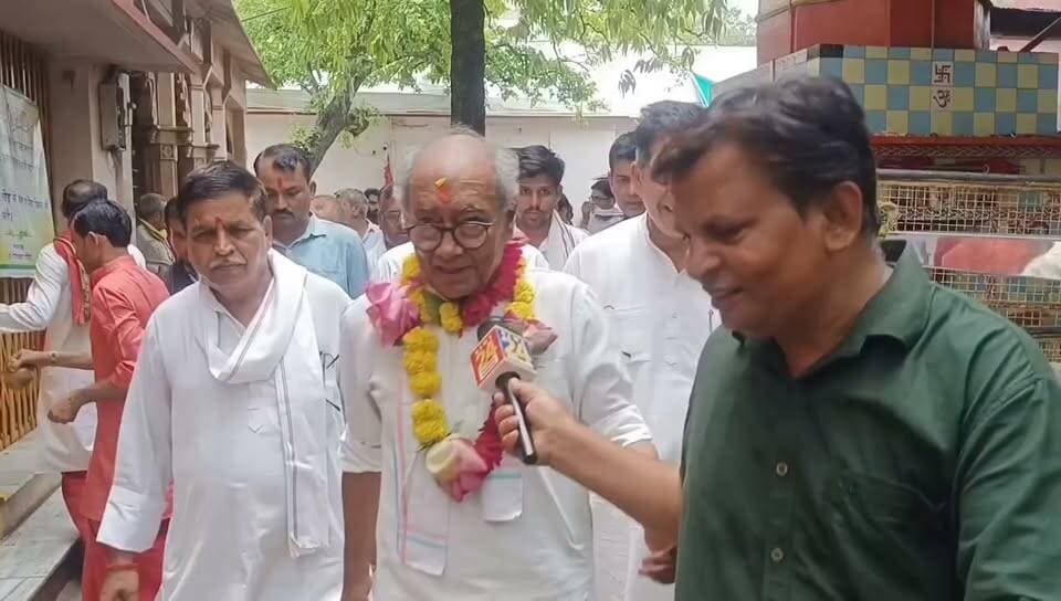 दतिया: पीतांबरा माई मंदिर पहुंचे दिग्विजय सिंह, दिया बड़ा राजनीतिक बयान
पूर्व मुख्यमंत्री दिग्विजय सिंह ने पीतांबरा माई के दर्शन के बाद केंद्र सरकार और राम मंदिर ट्रस्ट से जुड़े मुद्दों पर तीखा हमला बोला। उन्होंने आरोप लगाया कि "मंदिर में राजनीति की जा रही है" और चंदे को लेकर भी गंभीर टिप्पणी की।
यह बयान सामने आते ही राजनीतिक हलकों में चर्चा तेज हो गई है। अब इस पर भाजपा की प्रतिक्रिया का इंतजार है।
#Datia #DigvijaySingh #PitambaraMai #BJP #RamMandir #ChampatRai #MadhyaPradesh #PoliticalNews #BundeliBhaukaalNews #BreakingNews