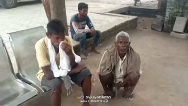 प्रतिबंध के बावजूद यमुना में कथित अवैध मत्स्य आखेट, तीन लोग हिरासत में
लक्ष्मणपुर घाट पर पुलिस की कार्रवाई, लगभग 50 किलो मछली बरामद होने का दावा
संरक्षण और मिलीभगत के आरोपों की जांच की मांग, अधिकारियों का पक्ष आना बाकी
✒️रिपोर्ट अमर केसरवानी
फतेहपुर। जनपद के असोथर क्षेत्र में यमुना नदी में प्रतिबंध के बावजूद कथित अवैध मत्स्य आखेट का मामला सामने आया है। पुलिस ने लक्ष्मणपुर घाट पर कार्रवाई करते हुए तीन लोगों को हिरासत में लेकर लगभग 50 किलोग्राम मछली बरामद करने का दावा किया है। वहीं स्थानीय लोगों ने इस अवैध गतिविधि को लेकर संरक्षण और विभागीय मिलीभगत के आरोप लगाए हैं। इन आरोपों की स्वतंत्र पुष्टि नहीं हुई है।
असोथर/फतेहपुर। यमुना नदी में मत्स्य आखेट पर प्रतिबंध लागू होने के बावजूद कथित रूप से अवैध शिकार जारी रहने का मामला सामने आने से क्षेत्र में चर्चाओं का दौर तेज हो गया है। स्थानीय लोगों का आरोप है कि लक्ष्मणपुर, सैबसी, जरौली, घाटमपुर, ऐझी और कोटवा सहित कई घाटों पर लंबे समय से खुलेआम जाल डालकर मछलियों का आखेट किया जा रहा था।
स्थानीय नागरिकों ने आरोप लगाया है कि इस पूरे मामले में कुछ प्रभावशाली लोगों के संरक्षण तथा संबंधित विभागों की लापरवाही या मिलीभगत के कारण प्रतिबंध का प्रभावी पालन नहीं हो पा रहा है। हालांकि, इन आरोपों की स्वतंत्र पुष्टि नहीं हुई है और संबंधित विभागों की ओर से भी इस संबंध में कोई आधिकारिक पुष्टि नहीं की गई है।
रविवार शाम लगभग चार बजे पुलिस ने लक्ष्मणपुर घाट पर छापेमारी कर कथित रूप से अवैध मत्स्य आखेट कर रहे निरंजन, पीताम्बर निषाद और बीरन निषाद को हिरासत में लिया। पुलिस के अनुसार मौके से करीब 50 किलोग्राम मछली भी बरामद की गई। तीनों से पूछताछ की जा रही है और मामले में अग्रिम विधिक कार्रवाई की प्रक्रिया जारी है।
इस कार्रवाई के बाद कई सवाल भी खड़े हो रहे हैं। यदि नदी में मत्स्य आखेट पर प्रतिबंध लागू है तो लंबे समय से विभिन्न घाटों पर कथित रूप से यह गतिविधियां कैसे संचालित होती रहीं? क्या निगरानी व्यवस्था पर्याप्त थी, और यदि नहीं, तो इसकी जिम्मेदारी किसकी है? इन प्रश्नों का उत्तर जांच के बाद ही स्पष्ट हो सकेगा।
कार्यवाहक थाना प्रभारी वीरेंद्र माथुर ने बताया कि आरोपियों से पूछताछ की जा रही है तथा जांच पूरी होने के बाद नियमानुसार विधिक कार्रवाई की जाएगी।
वहीं, इस मामले में मत्स्य विभाग का पक्ष जानने के लिए मत्स्य अधिकारी विजय द्विवेदी से संपर्क का प्रयास किया गया, लेकिन संपर्क नहीं हो सका। इसलिए उनका पक्ष इस समाचार में शामिल नहीं किया जा सका है।
> महत्वपूर्ण सूचना: यह समाचार पुलिस कार्रवाई, स्थानीय लोगों के आरोपों और उपलब्ध जानकारी पर आधारित है। संरक्षण या मिलीभगत से जुड़े आरोपों की आधिकारिक पुष्टि नहीं हुई है। जांच पूरी होने के बाद ही वास्तविक स्थिति स्पष्ट होगी।
नदियों में प्रतिबंधित अवधि के दौरान अवैध मत्स्य आखेट जैव विविधता और मत्स्य संसाधनों पर प्रतिकूल प्रभाव डाल सकता है। ऐसे मामलों में निष्पक्ष जांच, नियमित निगरानी और कानून के प्रभावी अनुपालन से ही प्राकृतिक संसाधनों का संरक्षण सुनिश्चित किया जा सकता है।
🟥 एनडी न्यूज़ की प्रशासन, मत्स्य विभाग और पुलिस से अपील करता है कि अवैध मत्स्य आखेट की शिकायतों की निष्पक्ष जांच कर दोषियों के विरुद्ध कानून के अनुसार कार्रवाई की जाए। यदि किसी स्तर पर लापरवाही या मिलीभगत सामने आती है तो उस पर भी पारदर्शी कार्रवाई होनी चाहिए। आम नागरिकों से भी अनुरोध है कि पर्यावरण संरक्षण और कानून के पालन में प्रशासन का सहयोग करें।
👇👇👇
#NDNews #दैनिकनिष्पक्षधारा #Fatehpur #Asothar #Yamuna #IllegalFishing #MatsyaVibhag #UPPolice #BreakingNews #Environment #FishConservation
👇👇
@dgpup
@RSSorg
@UPGovt
@wpl1090
@RSSgeet
@Uppolice
@MIB_India
@PMOIndia
@HMOIndia
@abmanglik
@VHPDigital
@igrangealld
@myogioffice
@InfoDeptUP
@dmfatehpur
@sdmsadarftp
@CMOfficeUP
@CMOUP_RC
@UPPRD1948
@ChiefSecyUP
@ChiefSecyUP
@MahantYogiG
@FatehpurSdm
@fatehpurpolice
@BajrangDalOrg
@rashtrapatibhvn
@UPMahilaKalyan
@112UttarPradesh
@myogiadityanath
@CommissionerPrg
@ADGZonPrayagraj
👇👇
🟥 ND NEWS | दैनिक निष्पक्ष धारा
मुख्य संपादक / संस्थापक: राजन सिंह हाड़ा
सह-संपादक: शालिनी सिंह भदौरिया
✒️ रिपोर्ट: संवाददाता अमर केसरवानी
📍 कार्यालय-3: U158, हीरा स्वीट्स के पास, विकास मार्ग, लक्ष्मी नगर, पूर्वी दिल्ली, पिन कोड – 110092 (NCR)
📍 कार्यालय-2: विधानसभा रोड, बर्लिंगटन चौराहा, लखनऊ (226001) (UP)
📍 कार्यालय-1: 1/1 अटल बिहारी चौराहा, नियर बर्मा चौराहा, फतेहपुर (212601) (UP)
📞 मोबाइल: 9696119696
