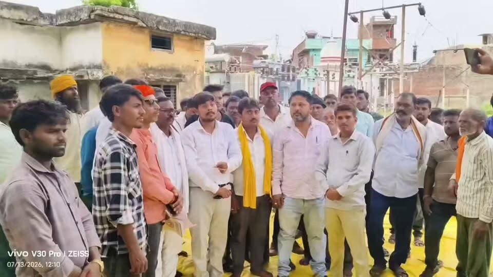 दो महीने से अंधेरे में गांव, बिजली संकट पर भाजपा मंडल अध्यक्ष ही धरने पर बैठे
असोथर विद्युत उपकेंद्र पर ग्रामीणों संग प्रदर्शन, 11 निजी नलकूप बंद होने से किसान परेशान
अधिकारियों ने जल्द समाधान का दिया आश्वासन, बिजली व्यवस्था पर उठे कई सवाल
✒️रिपोर्ट अमर केसरवानी
फतेहपुर। जिले के असोथर क्षेत्र में बिजली आपूर्ति बाधित होने से नाराज़ ग्रामीणों ने सोमवार को भाजपा मंडल अध्यक्ष राममहेश निषाद के नेतृत्व में विद्युत उपकेंद्र पर धरना-प्रदर्शन किया। ग्रामीणों का आरोप है कि करीब दो महीने पहले आए आंधी-तूफान में टूटे बिजली पोल और क्षतिग्रस्त लाइनें अब तक दुरुस्त नहीं की गई हैं, जिससे कई गांवों में बिजली संकट बना हुआ है और किसानों के निजी नलकूप भी बंद पड़े हैं।
फतेहपुर। डबल इंजन सरकार में निर्बाध बिजली आपूर्ति के दावों के बीच असोथर क्षेत्र से सामने आई तस्वीर ने स्थानीय बिजली व्यवस्था पर सवाल खड़े कर दिए हैं। सोमवार को भाजपा मंडल अध्यक्ष राममहेश निषाद को स्वयं सैकड़ों ग्रामीणों और महिलाओं के साथ असोथर विद्युत उपकेंद्र परिसर में धरने पर बैठना पड़ा।
ग्रामीणों के अनुसार, करीब दो महीने पहले आए तेज आंधी-तूफान में ग्राम पंचायत सरकंडी के कई मजरों में बिजली के पोल क्षतिग्रस्त हो गए थे। आरोप है कि इसके बाद भी बिजली विभाग स्थायी मरम्मत नहीं करा सका। सबसे अधिक प्रभावित क्षेत्रों में मैकुवापुर भी शामिल है, जो भाजपा मंडल अध्यक्ष का गांव बताया जा रहा है।
ग्रामीणों का कहना है कि लंबे समय से बिजली आपूर्ति बाधित रहने के कारण सामान्य जनजीवन प्रभावित है। सबसे बड़ी समस्या किसानों के सामने खड़ी हो गई है, क्योंकि लगभग 11 निजी नलकूप दो महीने से बंद पड़े हैं। इससे धान सहित अन्य फसलों की सिंचाई प्रभावित हो रही है और किसानों को आर्थिक नुकसान की आशंका है।
इस मामले ने तब और तूल पकड़ लिया जब भाजपा मंडल अध्यक्ष द्वारा भाजपा जिलाध्यक्ष को लिखा गया पत्र सोशल मीडिया पर वायरल हो गया। पत्र में टूटे बिजली पोल, जर्जर विद्युत लाइन और लगातार बाधित बिजली आपूर्ति का उल्लेख किया गया था। इसके बाद यह मुद्दा सोशल मीडिया पर भी चर्चा का विषय बन गया।
सोमवार को बड़ी संख्या में ग्रामीण असोथर विद्युत उपकेंद्र पहुंचे और धरना-प्रदर्शन शुरू कर दिया। सूचना मिलने पर एसडीओ सुदामा प्रसाद तथा जेई कमल विश्वकर्मा मौके पर पहुंचे। अधिकारियों ने प्रदर्शनकारियों से वार्ता कर समस्याएं सुनीं और शीघ्र समाधान का आश्वासन दिया, जिसके बाद धरना समाप्त कर दिया गया।
धरना-प्रदर्शन में राममहेश निषाद, मूलचंद्र निषाद, सभासद लाखन निषाद, शिवम अवस्थी, आशुतोष विश्वकर्मा, शनि मिश्रा, शिवप्रताप सिंह, पंकज कश्यप सहित बड़ी संख्या में ग्रामीण और महिलाएं उपस्थित रहीं।
हालांकि, बिजली विभाग की ओर से मरम्मत में हुई देरी के कारणों और ग्रामीणों द्वारा लगाए गए आरोपों पर विस्तृत आधिकारिक बयान अभी सामने नहीं आया है।
यह घटनाक्रम ग्रामीण क्षेत्रों में बुनियादी सुविधाओं की उपलब्धता और शिकायतों के समयबद्ध निस्तारण की आवश्यकता को रेखांकित करता है। अब यह देखना महत्वपूर्ण होगा कि बिजली विभाग अपने आश्वासन को कितनी जल्दी धरातल पर उतारता है और प्रभावित गांवों में नियमित विद्युत आपूर्ति कब तक बहाल हो पाती है।
🟥 ND NEWS | दैनिक निष्पक्ष धारा की अपील
एनडी न्यूज़ एवं दैनिक निष्पक्ष धारा बिजली विभाग, जिला प्रशासन एवं जनप्रतिनिधियों से अपील करता है कि ग्रामीण क्षेत्रों की विद्युत समस्याओं का त्वरित समाधान सुनिश्चित किया जाए। टूटे हुए बिजली पोल, जर्जर लाइनें और बाधित विद्युत आपूर्ति को प्राथमिकता के आधार पर ठीक किया जाए, ताकि किसानों, छात्रों और आम नागरिकों को राहत मिल सके।
👇👇
#NDNews #दैनिकनिष्पक्षधारा #Fatehpur #Asothar #Electricity #PowerCrisis #Farmers #UttarPradesh #BreakingNews #UPPCL #RuralDevelopment
👇👇
@dgpup
@UPGovt
@RSSorg
@Uppolice
@wpl1090
@RSSgeet
@MIB_India
@PMOIndia
@HMOIndia
@EMofficeUP
@VHPDigital
@CMOUP_RC
@igrangealld
@UPPCLLKO
@myogioffice
@InfoDeptUP
@MD_PuVVNL
@dmfatehpur
@MVVNLHQ
@CMOfficeUP
@ChiefSecyUP
@MahantYogiG
@ChiefSecy_UP
@edpmcuppcl
@EE_Trans_Hapur
@UppclNishant
@DVVNL_Care
@BajrangDalOrg
@fatehpurpolice
@myogiadityanath
@puvvnlvaranasi
@puvvnlfatehpur
@112UttarPradesh
@ADGZonPrayagraj
@CommissionerPrg
@VINODKUMARGAN15
👇👇
🟥 NDNEWS | दैनिक निष्पक्ष धारा
मुख्य संपादक/संस्थापक: राजन सिंह हाड़ा
सह-संपादक: शालिनी सिंह भदौरिया
✒️ रिपोर्ट: अमर केसरवानी असोथर
📍कार्यालय-3: U158,हीरा स्वीट्स के पास,विकास मार्ग, लक्ष्मी नगर, पूर्वी दिल्ली 110092 (NCR)
📞मोबाइल: 9696119696