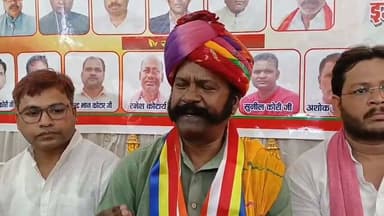 कबीर एकता महासभा के वार्षिक उत्सव में 2027 चुनाव की रणनीति पर चर्चा
कार्यक्रम में कोरी समाज से सपा के समर्थन की अपील, कई राजनीतिक बयान बने चर्चा का विषय
फतेहपुर में आयोजित समारोह में विभिन्न दलों को लेकर वक्ताओं ने रखे अपने विचार
✒️ रिपोर्ट जिला ब्यूरो अजय श्रीवास्तव
फतेहपुर। फतेहपुर जिले के एक गेस्ट हाउस में आयोजित कबीर एकता महासभा के वार्षिक उत्सव कार्यक्रम में सामाजिक और राजनीतिक मुद्दों पर चर्चा हुई। कार्यक्रम के दौरान विभिन्न वक्ताओं ने आगामी 2027 उत्तर प्रदेश विधानसभा चुनाव को लेकर अपने विचार व्यक्त किए। इस दौरान समाजवादी पार्टी, बहुजन समाज पार्टी और आजाद समाज पार्टी को लेकर भी राजनीतिक बयान दिए गए।
फतेहपुर। जिले के एक गेस्ट हाउस में कबीर एकता महासभा का वार्षिक उत्सव कार्यक्रम आयोजित किया गया। कार्यक्रम का नेतृत्व इंजीनियर सिद्धार्थ कोरी ने किया। इसमें लखनऊ से पहुंचे गजेंद्र कोरी सहित समाज के अनेक लोग उपस्थित रहे।
कार्यक्रम को संबोधित करते हुए गजेंद्र कोरी ने आगामी 2027 उत्तर प्रदेश विधानसभा चुनाव का उल्लेख करते हुए कोरी समाज से समाजवादी पार्टी के राष्ट्रीय अध्यक्ष अखिलेश यादव के समर्थन में मतदान करने की अपील की। उन्होंने कहा कि उनका मानना है कि आगामी चुनाव में कोरी समाज समाजवादी पार्टी का समर्थन करेगा।
कार्यक्रम के दौरान गजेंद्र कोरी ने बहुजन समाज पार्टी की अध्यक्ष एवं पूर्व मुख्यमंत्री मायावती के कार्यकाल का उल्लेख करते हुए अनुसूचित वर्ग के प्रमाण पत्र से जुड़े मुद्दे पर अपनी राय व्यक्त की। यह उनके व्यक्तिगत राजनीतिक विचार हैं।
उन्होंने आजाद समाज पार्टी के प्रमुख चंद्रशेखर आजाद का उल्लेख करते हुए कहा कि वे दलित समाज के मुद्दों को उठा रहे हैं, लेकिन उनके अनुसार कोरी समाज को समाजवादी पार्टी के पक्ष में एकजुट होकर कार्य करना चाहिए।
कार्यक्रम में उपस्थित अन्य वक्ताओं ने भी सामाजिक एकता, शिक्षा, संगठन और समाज के विकास पर अपने विचार रखे।
> महत्वपूर्ण सूचना: इस समाचार में शामिल राजनीतिक वक्तव्य संबंधित वक्ताओं के सार्वजनिक बयान हैं। ND NEWS किसी भी राजनीतिक दल, नेता या विचारधारा का समर्थन या विरोध नहीं करता।
राजनीतिक और सामाजिक आयोजनों में विभिन्न दलों एवं नेताओं के पक्ष या विपक्ष में विचार व्यक्त करना लोकतांत्रिक प्रक्रिया का हिस्सा है। मतदाताओं का अंतिम निर्णय उनके स्वतंत्र और विवेकपूर्ण मतदान पर निर्भर करता है।
🟥 ND NEWS | दैनिक निष्पक्ष धारा की अपील
एनडी न्यूज़ एवं दैनिक निष्पक्ष धारा सभी नागरिकों से अपील करता है कि लोकतांत्रिक प्रक्रिया में भाग लेते समय तथ्यों, नीतियों और जनहित के मुद्दों के आधार पर अपने मताधिकार का प्रयोग करें। सामाजिक सौहार्द, शांतिपूर्ण संवाद और संविधान के मूल्यों का सम्मान लोकतंत्र की सबसे बड़ी ताकत है।
जनहित में सुझाव
मतदान से पहले सभी दलों और प्रत्याशियों की नीतियों का अध्ययन करें।
जाति, धर्म या अफवाहों के बजाय विकास और जनहित के मुद्दों पर मतदान करें।
लोकतांत्रिक प्रक्रिया में शांति और सौहार्द बनाए रखें।
राजनीतिक मतभेदों को व्यक्तिगत विवाद में न बदलें।
👇👇👇
#NDNews #दैनिकनिष्पक्षधारा #Fatehpur #KabirEktaMahasabha #KoriSamaj #UttarPradesh #PoliticalNews #AkhileshYadav #PDA #Democracy #Election2027
👇👇👇👇
@dgpup
@RSSorg
@UPGovt
@wpl1090
@RSSgeet
@Uppolice
@MIB_India
@PMOIndia
@HMOIndia
@abmanglik
@VHPDigital
@igrangealld
@myogioffice
@InfoDeptUP
@dmfatehpur
@sdmsadarftp
@CMOfficeUP
@CMOUP_RC
@UPPRD1948
@ChiefSecyUP
@ChiefSecyUP
@MahantYogiG
@FatehpurSdm
@fatehpurpolice
@BajrangDalOrg
@rashtrapatibhvn
@UPMahilaKalyan
@112UttarPradesh
@myogiadityanath
@CommissionerPrg
@ADGZonPrayagraj
@ECISVEEP
@ECISVEEPUP
@CEOUP
👇👇👇
🟥 ND NEWS | दैनिक निष्पक्ष धारा
मुख्य संपादक / संस्थापक: राजन सिंह हाड़ा
सह-संपादक: शालिनी सिंह भदौरिया
✒️ रिपोर्ट: सहयोगी शिवा गुप्ता के साथ जिला ब्यूरो अजय श्रीवास्तव
📍 कार्यालय-3: U158, हीरा स्वीट्स के पास, विकास मार्ग, लक्ष्मी नगर, पूर्वी दिल्ली, पिन कोड – 110092 (NCR)
📍 कार्यालय-2: विधानसभा रोड, बर्लिंगटन चौराहा, लखनऊ (226001) (UP)
📍 कार्यालय-1: 1/1 अटल बिहारी चौराहा, नियर बर्मा चौराहा, फतेहपुर (212601) (UP)
📅 दिनांक: 13 जुलाई 2026
📆 दिन: सोमवार
📧 Email: ndnewschannel@gmail.com
📞 मोबाइल: 9696119696