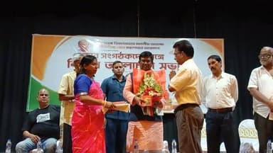 কোচবিহার শহরের বিভিন্ন ক্লাবের সংগঠকদের সঙ্গে রবীন্দ্র ভবনে এক বিশেষ আলোচনা সভায় উপস্থিত পশ্চিমবঙ্গ বিধানসভার স্পিকার রথীন্দ্রনাথ বসু
এই মতবিনিময় সভায় কোচবিহার শহরের বিভিন্ন ক্লাবের প্রতিনিধিদের সঙ্গে সমাজসেবা, যুবসমাজের গঠনমূলক ভূমিকা, ক্রীড়া ও সাংস্কৃতিক কর্মকাণ্ডের বিকাশ এবং জনকল্যাণমূলক উদ্যোগ নিয়ে আন্তরিক ও ফলপ্রসূ আলোচনা হয়। সকলের মূল্যবান মতামত, অভিজ্ঞতা ও পরামর্শ আগামী দিনে সমন্বিতভাবে মানুষের কল্যাণে কাজ করার প্রেরণা জোগাবে।
সমাজের উন্নয়নে ক্লাবগুলির ভূমিকা অত্যন্ত গুরুত্বপূর্ণ। মানুষের পাশে থেকে সামাজিক সম্প্রীতি বজায় রাখা এবং উন্নয়নের ধারাকে এগিয়ে নিয়ে যেতে সকলের সম্মিলিত প্রচেষ্টাই সবচেয়ে বড় শক্তি।