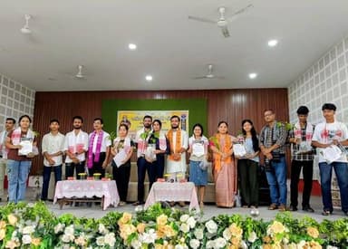 অখিল ভাৰতীয় বিদ্যাৰ্থী পৰিষদ, কলাইগাঁও শাখাৰ উদ্যোগত পৰিষদৰ ৭৮ সংখ্যক প্ৰতিষ্ঠা দিৱস আৰু ৰাষ্ট্ৰীয় বিদ্যাৰ্থী দিৱস উপলক্ষে আজি "শ্ৰেষ্ঠ বিদ্যাৰ্থী অভিনন্দন অনুষ্ঠান" সফলভাৱে অনুষ্ঠিত হয়।
এই অনুষ্ঠানত কলাইগাঁও শাখাৰ অন্তৰ্গত বিভিন্ন বিদ্যালয়ৰ উচ্চ আৰু উচ্চতৰ মাধ্যমিক শিক্ষান্ত পৰীক্ষাত উত্তীৰ্ণ কৃতি ছাত্ৰ-ছাত্ৰীসকলক তেওঁলোকৰ মেধা, অধ্যৱসায় আৰু শৈক্ষিক উৎকৰ্ষৰ স্বীকৃতিস্বৰূপে মানপত্ৰ আৰু গছপুলি প্ৰদান কৰি আন্তৰিকভাৱে সম্বৰ্ধনা জনোৱা হয়।
অনুষ্ঠানত উপস্থিত থাকি ছাত্ৰ-ছাত্ৰীসকলক অনুপ্ৰেৰণামূলক বক্তব্যৰে উৎসাহিত কৰে কেইবাগৰাকীও বিশিষ্ট ব্যক্তিয়ে। অতিথিসকলৰ ভিতৰত বিশেষভাৱে উপস্থিত থাকে, জুমন বৰুৱা (জিলা প্ৰমুখ, এবিভিপি, ওদালগুৰি জিলা), দিগন্ত বৰুৱা (পাৰিষদ, মুদৈবাৰী সমষ্টি), প্ৰিয়ংকা বণিয়া (চক্ৰবিষয়া, কলাইগাঁও ৰাজহ চক্ৰ), কৃষ্ণকান্ত বড়ো (পৌৰপতি, কলাইগাঁও পৌৰসভা), দীপাংকৰ ওজা (বিশিষ্ট সমাজসেৱক), শিশুৰাম ভূঞা (সভাপতি, এবিভিপি কলাইগাঁও শাখা), মনোৰঞ্জন আচাৰ্য (সম্পাদক, এবিভিপি কলাইগাঁও শাখা) আৰু শাখাৰ পূৰ্ব কাৰ্যকৰ্তাসকল।
#ABVP #ABVPAssam #ABVPUdalguri #78thFoundationDay #NationalStudentsDay #Kalaigaon #StudentFelicitation #NationBuilding