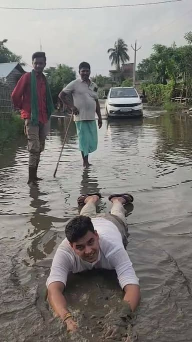 नरपतगंज–बड़हरा मुख्य सड़क बनी तालाब, ग्रामीणों का अनोखा विरोध प्रदर्शन !
