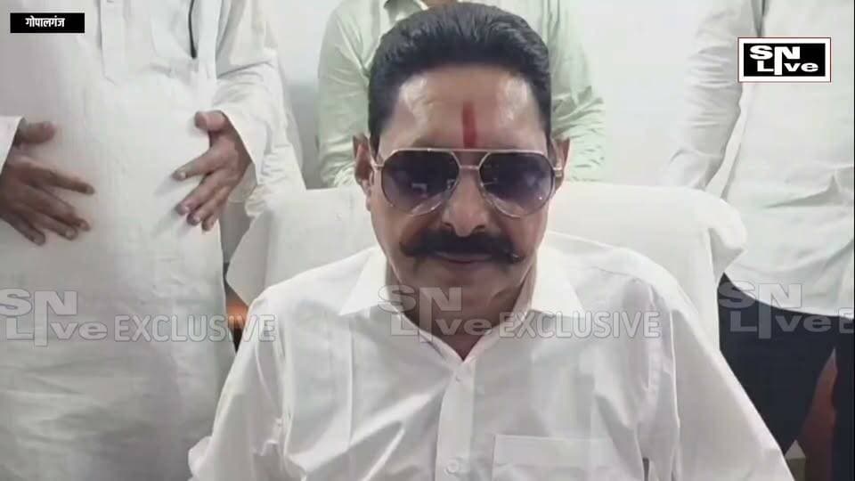 गोपालगंज कोर्ट पहुंचे विधायक अनंत सिंह और गायक गुंजन सिंह, आर्म्स एक्ट मामले में मिली जमानत | SNLIVE
गोपालगंज सिविल कोर्ट में आर्म्स एक्ट से जुड़े मामले में सोमवार को मोकामा के विधायक अनंत सिंह और भोजपुरी गायक गुंजन सिंह पेश हुए। कोर्ट परिसर में सुरक्षा के कड़े इंतज़ाम के बीच दोनों ने न्यायालय के समक्ष हाजिरी दी। सुनवाई के बाद अदालत ने दोनों को जमानत दे दी, जिससे उन्हें बड़ी राहत मिली।
अनंत सिंह ने कोर्ट से बाहर निकलने के बाद कहा कि उन पर लगाए गए आरोप साजिश का हिस्सा हैं और उन्हें न्यायपालिका पर पूरा भरोसा था। आखिरकार अदालत से उन्हें न्याय मिला।
📍 पूरी खबर और अनंत सिंह का बयान देखें SNLIVE पर।
#AnantSingh #GunjanSingh #Gopalganj #ArmsAct #BiharNews Mokama CivilCourt Bhojpuri BreakingNews SNLIVE