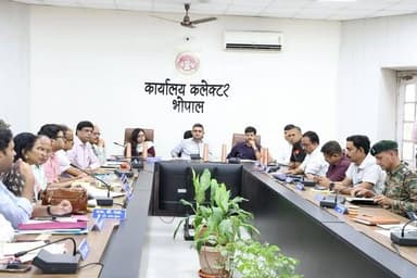 सेना भर्ती रैली की तैयारियों की समीक्षा बैठक आयोजित
कलेक्टर श्री मिश्रा ने व्यवस्थाओं की समीक्षा कर अभ्यर्थियों के लिए सभी मूलभूत सुविधाएं सुनिश्चित करने के दिए निर्देश
कलेक्टर श्री प्रियंक मिश्रा ने आज कलेक्ट्रेट सभाकक्ष में 28 जुलाई से 08 अगस्त तक नाथू बरखेड़ा स्थित अंतरराष्ट्रीय खेल कॉम्प्लेक्स में आयोजित होने वाली सेना भर्ती रैली की तैयारियों की समीक्षा की। बैठक में संबंधित विभागों के अधिकारियों को सभी व्यवस्थाएं समयबद्ध एवं समन्वित रूप से पूर्ण करने के निर्देश दिए गए।
कलेक्टर श्री मिश्रा ने कहा कि भर्ती रैली में बड़ी संख्या में आने वाले अभ्यर्थियों को किसी भी प्रकार की असुविधा न हो, इसके लिए सभी विभाग अपनी जिम्मेदारियों का गंभीरता एवं संवेदनशीलता के साथ निर्वहन करें। उन्होंने आयोजन स्थल पर शुद्ध पेयजल, निर्बाध विद्युत आपूर्ति, पर्याप्त चिकित्सा सुविधाएं, एम्बुलेंस, अस्थायी विश्राम व्यवस्था, स्वच्छता, चलित शौचालय, यातायात प्रबंधन तथा सुदृढ़ सुरक्षा व्यवस्था सुनिश्चित करने के निर्देश दिए।
बैठक में सेना भर्ती कार्यालय (ARO) के भर्ती निदेशक कर्नल जयशंकर सिंह ने भर्ती प्रक्रिया से संबंधित आवश्यक व्यवस्थाओं एवं तकनीकी पहलुओं की जानकारी देते हुए जिला प्रशासन के साथ समन्वय पर चर्चा की। उन्होंने कहा कि प्रशासन और सेना के बेहतर तालमेल से भर्ती रैली का सफल एवं सुव्यवस्थित संचालन सुनिश्चित होगा।
कलेक्टर श्री मिश्रा ने नगर निगम, लोक स्वास्थ्य यांत्रिकी विभाग, विद्युत वितरण कंपनी, स्वास्थ्य विभाग, पुलिस तथा अन्य संबंधित विभागों को माइक्रो प्लान के अनुसार सभी तैयारियां निर्धारित समय-सीमा में पूर्ण करने के निर्देश दिए। बैठक में आयोजन से जुड़े सभी विभागों के अधिकारी उपस्थित रहे।
CM Madhya Pradesh
Jansampark Madhya Pradesh
#Bhopal