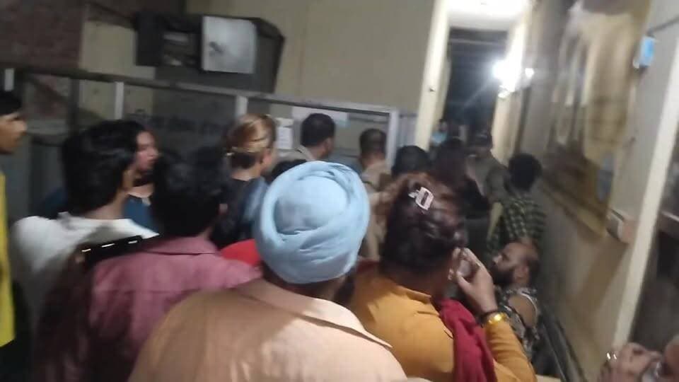 🚨 फर्जी किन्नरों का गिरोह पकड़ाया!
किन्नर समाज ने 5 लोगों को दबोचकर पुलिस के हवाले किया। #Rudrapur #FakeKinnar #PoliceAction #UttarakhandNews #BreakingNews
#Rudrapur #UdhamSinghNagar #FakeKinnar #KinnarSamaj #Police #PoliceAction #BreakingNews #CrimeNews #Uttarakhand #RudrapurNews #ViralNews #LatestNews #HindiNews #NewsUpdate #UttarakhandNews