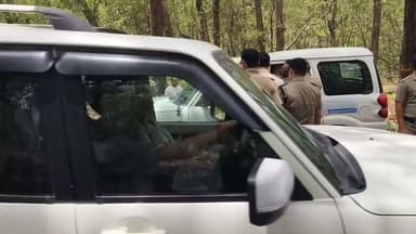 नैनीताल हाईकोर्ट में पेड़ कटान रोकने के खिलाफ डाली गयी जनहित याचिका में पेड़ कटान के स्पष्ट आदेश न होने के बावजूद,ऋषिकेश-भानियावाला के बीच सात मोड़ पर चल रहे हजारों पेड़ों के हत्याकांड का उक्रांद पहले दिन से ही पुरजोर विरोध कर रहा है,कल इसी क्रम में पेड़ कटान का लोकतांत्रिक ढंग से विरोध कर रहे उक्रांद के कार्यकारी केंद्रीय अध्यक्ष कुंदन सिंह बिष्ट को बेहद आपत्तिजनक ढंग से उत्तराखंड सरकार के इशारे पर पुलिस द्वारा गिरफ्तारी का उक्रांद पुरजोर विरोध करता है और सभी लोकतांत्रिक व कानूनी ढंग से पेड़ काटने के इस बड़े षड्यंत्र में शामिल केंद्र और राज्य सरकार के सभी सरकारी अधिकारियों, मंत्रियों/मुख्यमंत्री को कानून तथा जनता की अदालत में कटघरे में खड़ा करके दंडित कराने का पुरजोर प्रयास करेगा।
आशुतोष नेगी
अधिवक्ता,पत्रकार,पूर्व प्रोफ़ेसर पर्यटन विभाग,हे०न०ब०गढ़वाल केंद्रीय विश्वविद्यालय,श्रीनगर गढ़वाल
केंद्रीय उपाध्यक्ष उक्रांद
कार्यालय,डोभाल चौक,रायपुर विधानसभा,देहरादून
मोबाइल:7830677767
मेल आईडी:pauriashutosh@gmail.com.
#उक्रांद
#जयपहाड़जयपहाड़ी