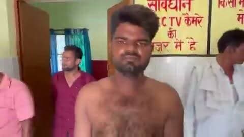 फरियादी से कथित मारपीट का आरोप, मुस्करा कोतवाली का मामला सुर्खियों में
युवक ने पुलिस के दीवान पर नशे की हालत में पिटाई का लगाया आरोप, हाथ टूटने का दावा
घटना का वीडियो और आरोप चर्चा में, आधिकारिक जांच के बाद ही स्थिति होगी स्पष्ट
✒️ रिपोर्ट यूपी हेड नागेंद्र पाडये
हमीरपुर (उत्तर प्रदेश) जिले की मुस्करा कोतवाली से जुड़ा एक मामला सोशल मीडिया पर चर्चा का विषय बना हुआ है। एक युवक ने आरोप लगाया है कि शिकायत देने के लिए कोतवाली पहुंचने पर एक पुलिसकर्मी ने उसके साथ मारपीट की, जिससे वह गंभीर रूप से घायल हो गया और उसका हाथ भी टूट गया। फिलहाल आरोपों की स्वतंत्र पुष्टि नहीं हुई है और मामले में पुलिस का विस्तृत आधिकारिक पक्ष सामने आना बाकी है।
हमीरपुर। मुस्करा कोतवाली से सामने आए एक कथित मारपीट के मामले ने पुलिस की कार्यशैली पर सवाल खड़े कर दिए हैं। सोशल मीडिया पर वायरल हो रहे दावों के अनुसार, एक युवक शिकायत देने के लिए कोतवाली पहुंचा था। पीड़ित का आरोप है कि वह कोतवाली के बाहर बैठा हुआ था, तभी वहां तैनात दीवान दिनेश आए और उसके साथ अभद्र भाषा का प्रयोग करने लगे।
युवक का आरोप है कि इसके बाद उसे कोतवाली के अंदर ले जाकर लाठियों से पीटा गया। उसका कहना है कि मारपीट इतनी गंभीर थी कि उसका हाथ टूट गया और वह गंभीर रूप से घायल हो गया। पीड़ित ने यह भी आरोप लगाया कि संबंधित पुलिसकर्मी नशे की हालत में थे। इन आरोपों की स्वतंत्र पुष्टि नहीं हुई है।
पीड़ित के अनुसार, उसकी चीख-पुकार सुनकर कोतवाली प्रभारी (इंस्पेक्टर) मौके पर पहुंचे, जिसके बाद कथित मारपीट रुकी। घायल युवक ने पूरे मामले की निष्पक्ष जांच और दोषी के खिलाफ कड़ी कार्रवाई की मांग की है।
घटना के बाद यह मामला सोशल मीडिया पर तेजी से वायरल हो रहा है। हालांकि, अभी तक पुलिस विभाग की ओर से इस मामले में कोई विस्तृत आधिकारिक बयान या जांच रिपोर्ट सार्वजनिक नहीं की गई है।
महत्वपूर्ण अस्वीकरण: यह समाचार पीड़ित द्वारा लगाए गए आरोपों और उपलब्ध प्रारंभिक जानकारी पर आधारित है। ND NEWS इन आरोपों की स्वतंत्र पुष्टि नहीं करता। मामले की वास्तविक स्थिति पुलिस जांच, चिकित्सीय रिपोर्ट और आधिकारिक तथ्यों के सामने आने के बाद ही स्पष्ट होगी
पुलिस और आम नागरिकों के बीच विश्वास लोकतांत्रिक व्यवस्था की महत्वपूर्ण आधारशिला है। यदि किसी सरकारी कर्मचारी पर गंभीर आरोप लगते हैं, तो उनकी निष्पक्ष, पारदर्शी और समयबद्ध जांच आवश्यक है। साथ ही, किसी भी निष्कर्ष पर पहुंचने से पहले जांच पूरी होने और आधिकारिक पक्ष सामने आने का इंतजार किया जाना चाहिए।
🟥 ND NEWS | दैनिक निष्पक्ष धारा की अपील
एनडी न्यूज़ एवं दैनिक निष्पक्ष धारा सभी नागरिकों से अपील करता है कि कानून व्यवस्था पर विश्वास बनाए रखें। यदि किसी सरकारी कर्मचारी के विरुद्ध शिकायत हो तो उसका विधिक माध्यम से संज्ञान लें। संबंधित विभागों से भी अनुरोध है कि ऐसे मामलों की निष्पक्ष जांच कर दोषी पाए जाने पर कानून के अनुसार कार्रवाई करें तथा निर्दोष को न्याय दिलाना सुनिश्चित करें।
जनहित में सुझाव
किसी भी विवाद की स्थिति में शांत रहें और कानून का सहारा लें।
यदि पुलिस या किसी सरकारी अधिकारी के विरुद्ध शिकायत हो तो लिखित शिकायत उच्च अधिकारियों को दें।
घटना से जुड़े फोटो, वीडियो और दस्तावेज सुरक्षित रखें।
सोशल मीडिया पर केवल सत्यापित जानकारी ही साझा करें।
👇👇👇
#NDNews #दैनिकनिष्पक्षधारा #Hamirpur #Muskara #UPPolice #BreakingNews #PoliceAccountability #Justice #UttarPradesh #PublicSafety
👇👇👇
@dgpup
@RSSorg
@UPGovt
@RSSgeet
@wpl1090
@Uppolice
@MIB_India
@PMOIndia
@HMOIndia
@VHPDigital
@InfoDeptUP
@myogioffice
@homeupgov
@CMOUP_RC
@CMOfficeUP
@ChiefSecyUP
@ChiefSecyUP
@MahantYogiG
@UpPolicemitra
@BajrangDalOrg
@UPPViralCheck
@rashtrapatibhvn
@112UttarPradesh
@UPMahilakalyan
@myogiadityanath
@hamirpurpolice
👇👇👇
🟥 ND NEWS | दैनिक निष्पक्ष धारा
मुख्य संपादक / संस्थापक: राजन सिंह हाड़ा
सह-संपादक: शालिनी सिंह भदौरिया
✒️ रिपोर्ट: सहयोगी शिवा गुप्ता के साथ जिला ब्यूरो अजय श्रीवास्तव
📍 कार्यालय-3: U158, हीरा स्वीट्स के पास, विकास मार्ग, लक्ष्मी नगर, पूर्वी दिल्ली, पिन कोड – 110092 (NCR)
📍 कार्यालय-2: विधानसभा रोड, बर्लिंगटन चौराहा, लखनऊ (226001) (UP)
📍 कार्यालय-1: 1/1 अटल बिहारी चौराहा, नियर बर्मा चौराहा, फतेहपुर (212601) (UP)
📅 दिनांक: 14 जुलाई 2026
📆 दिन: मंगलवार
📧 Email: ndnewschannel@gmail.com
📞 मोबाइल: 9696119696