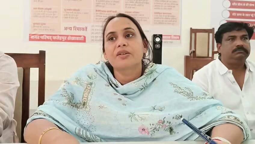 आयुक्त अनिता खीचड़ ने फतेहपुर नगर परिषद शहरी शिविर में पट्टा वितरण के बारे में विस्तृत जानकारी प्रदान की। #RVRajsthan #fatehpursekhwati #viralpost
