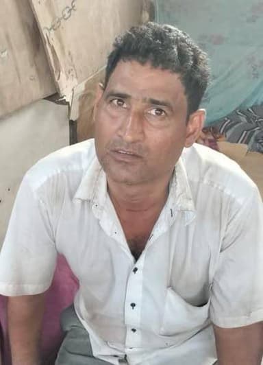 न्यूज़ गोरखपुर
गोरखपुर एसटीएफ और पुलिस की संयुक्त कार्यवाही में देर रात हुई मुठभेड़ ।
मुठभेड़ में एक लाख रूपये का इनामी बदमाश मुस्तफिजुल रहमान ऊर्फ बाबू को पैर में लगी गोली ।
गोली लगने से घायल हुआ इनामी बदमाश ।
इस मुठभेड़ में मुख्य आरक्षी महेन्द्र सिंह भी घायल हो गए दोनों को अस्पताल भेजा गया ।
पुलिस ने एक 32 बोर पिस्टल, एक मोटर साईकिल तथा भारी मात्रा में खोखा और कारतूस भी बरामद किया ।
इसके खिलाफ हत्या, हटआ के प्रयास पुलिस हिरासत से फरार होने व धमकी के साथ अन्य धराओ में कुल 10 मुकद्दमे दर्ज है ।
2021 के हत्या के मामले में एक लाख रूपये का इनाम किया गया था घोषित ।