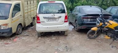 क्या आपकी गाड़ी घर पर खड़ी रहती है, लेकिन फिर भी आपके मोबाइल पर ई-चालान आ रहे हैं? अगर हां, तो इस खबर को बिल्कुल भी हल्के में मत लीजिए।
उत्तर प्रदेश के बाराबंकी से सामने आया यह मामला हर वाहन मालिक के लिए बड़ी चेतावनी है। एक व्यक्ति करीब डेढ़ साल तक फर्जी ई-चालानों से परेशान रहा। उसे समझ ही नहीं आ रहा था कि बिना गाड़ी निकाले चालान कैसे कट रहे हैं।
लेकिन जब उसने सड़क पर अपनी ही नंबर प्लेट लगी दूसरी कार देखी, तो पूरे मामले का खुलासा हो गया। पुलिस ने जांच की तो एक कार के दस्तावेज सही मिले, जबकि दूसरी कार पर संदिग्ध नंबर प्लेट मिलने के बाद चालक को हिरासत में लेकर जांच शुरू कर दी गई।
इस घटना से क्या सीख मिलती है?
अगर आपकी गाड़ी के नाम पर ऐसे चालान आ रहे हैं, जो आपने किए ही नहीं हैं, तो इसे नजरअंदाज न करें। तुरंत अपने वाहन का रिकॉर्ड जांचें, ट्रैफिक पोर्टल पर चालानों का विवरण देखें, पुलिस और परिवहन विभाग में शिकायत करें। जरूरत हो तो डैश कैमरा या अन्य सबूत भी रखें।
याद रखिए, फर्जी नंबर प्लेट का इस्तेमाल सिर्फ चालान से बचने के लिए ही नहीं, बल्कि किसी बड़ी आपराधिक घटना में भी किया जा सकता है।
इस वीडियो को हर वाहन मालिक तक जरूर पहुंचाइए। हो सकता है आपकी एक शेयर किसी को बड़ी परेशानी से बचा दे।