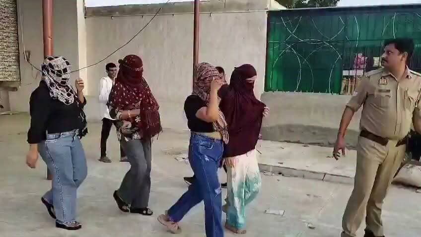 मेरठ पुलिस ने होटल की आड़ में चल रहे सेक्स रैकेट का भंडाफोड़' किया है. यहां से आधा दर्जन युवती व कई ग्राहक पकड़े गए है. आरोप है कि व्हाट्सएप के माध्यम से ग्राहकों को फोटो भेजकर डील की जाती थी. फिर ऑन-डिमांड सेक्स गर्ल उपलब्ध कराई जाती थी. होटल से आपत्तिजनक सामग्री भी मिली है..!
#ViralNewsUpdate