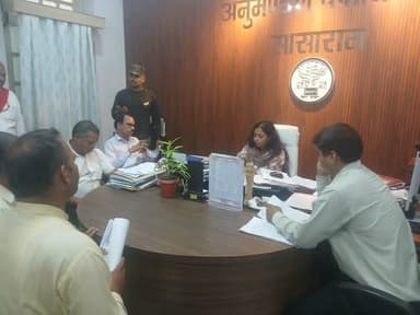 सासाराम अनुमंडल पदाधिकारी sdm नेहा कुमारी जी ने जनता दरबार में सबके बारी बारी से बात सुनके समस्या का हल की इसी शिलशिले में 4 दुकानदार लोग आए इनका कहना है कि नगर निगम हमलोग के दुकानदार तोड़ दिया है हम लोगों कहा जाए इस लिए आए हैं sdm नेहा कुमारी जी के पास हमारी बात सुनी