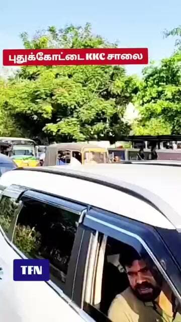 புதுக்கோட்டை மகளிர் கல்லூரி சாலையில் பழுதாகி நின்ற அரசு பேருந்து தள்ளி சென்ற பொதுமக்கள் போலீஸ்