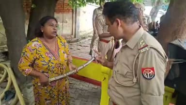 तलवार लेकर कमिश्नरी चौराहे पर प्रदर्शन करने पहुंची महिला नेता, पुलिस के फूले हाथ-पांव!
मेरठ के सबसे सुरक्षित माने जाने वाले कमिश्नरी चौराहे पर उस वक्त अफरा-तफरी मच गई, जब सोशल समाज पार्टी की राष्ट्रीय अध्यक्ष रेणु सिंह राणा हाथ में नंगी तलवार और बैनर लेकर पहुंच गईं.
महिला नेता UGC बिल के विरोध में अनिश्चितकालीन भूख हड़ताल का ऐलान करने और बैनर लगाने वहां पहुंची थीं.
कमिश्नरी जैसे हाई-सिक्योरिटी वाले इलाके में सरेआम तलवार देखकर मौके पर मौजूद पुलिसकर्मियों के हाथ-पांव फूल गए. पुलिस ने तुरंत महिला को रोका और काफी समझा-बुझाकर वापस भेजा. पूछताछ में महिला ने इसे अपनी खानदानी तलवार बताया है.
@meerutpolice
#newsleader