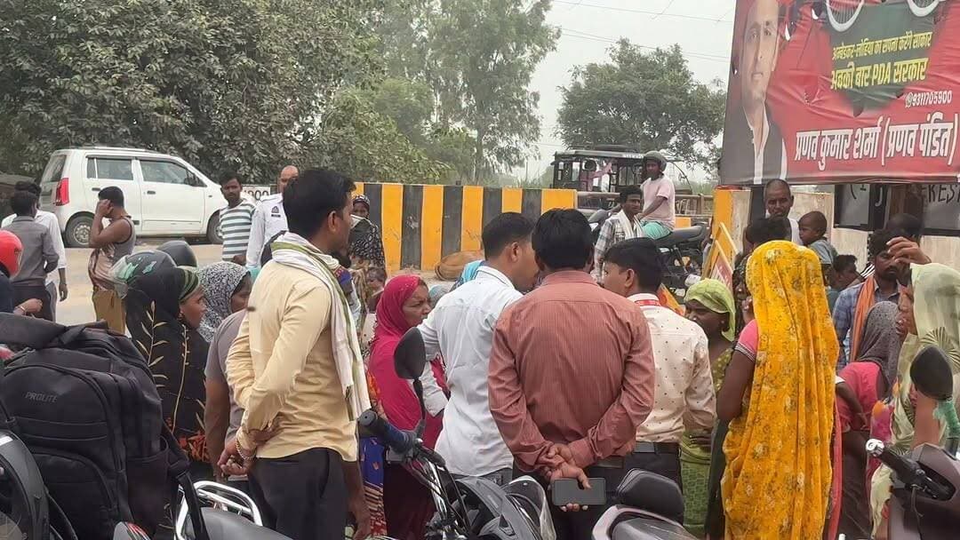 दनकौर की खेरली नहर में फिर हादसा, 8 वर्षीय ममता नहर में डूबी
गौतमबुद्ध नगर के दनकौर क्षेत्र स्थित खेरली नहर में एक बार फिर दर्दनाक हादसा सामने आया है। नहर में डूबने से 8 वर्षीय ममता लापता हो गई। सूचना मिलते ही पुलिस और राहत टीम मौके पर पहुंचकर बच्ची की तलाश में जुट गई। बताया जा रहा है कि पीड़ित परिवार मूल रूप से मध्य प्रदेश का रहने वाला है और दनकौर क्षेत्र में झुग्गी-झोपड़ियों में रहकर मजदूरी कर अपना जीवनयापन करता है।
#Dankaur #KherliCanal #GreaterNoida #GautamBuddhNagar #BreakingNews #CanalAccident #MissingChild #UttarPradesh #NCRExpressNews #HindiNews