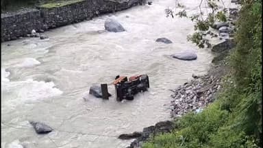 बालीचौकी में नलोंन के पास तीर्थन नदी में गिरी गाड़ी, चालक सुरक्षित
सुबह करीब 3 बजे हुआ हादसा, बड़ा हा*दसा टला