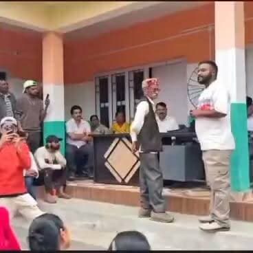 सलूणी उपमंडल की -सूरी पंचायत
सूरी पंचायत की ग्राम सभा में पिछले कार्यकाल के कार्यों पर उठे सवाल।
ग्रामीणों ने विकास कार्यों में कथित अनियमितताओं, अधूरे कार्यों और खर्च की पारदर्शिता को लेकर पंचायत से जवाब मांगा। ग्राम सभा में कई मुद्दों पर खुलकर चर्चा हुई और लोगों ने जवाबदेही व पारदर्शिता सुनिश्चित करने की मांग की।
#Chamba #SuriPanchayat #GramSabha #Panchayat #VillageDevelopment #Transparency #PublicIssues #salooni #viralvideo