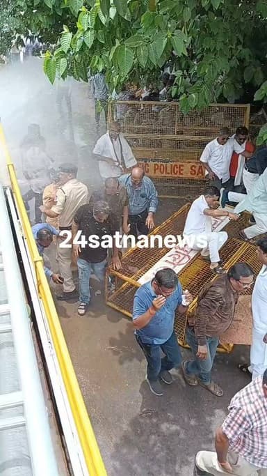 *सतना शहर की जनसमस्याओं को लेकर विंध्य चेंबर के नेतृत्व में नगर निगम कार्यालय का घेराव कर नारे बाजी की।*