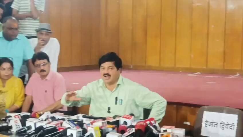 बीकेटीसी अध्यक्ष दोषी हैं: गणेश गोदियाल
चुनौती देते हुए प्रेस क्लब पहुंचे कांग्रेस अध्यक्ष गणेश गोदियाल ने बहुत कुछ कह दिया। आप भी सुनिए और राय दीजिए
#GaneshGodiyal
#CongressPresident
#BKTC
#DonationTheft
#Challenge
#HemantDwivedi