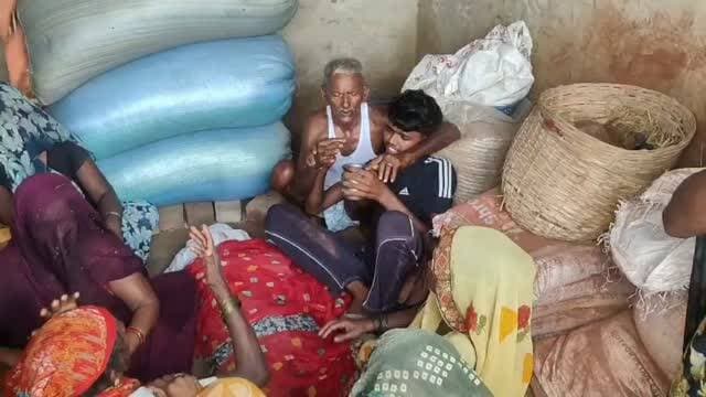 हाईवे पार कर रही महिला को तेज रफ्तार कार ने रौंदा, दर्दनाक मौत
सैनी (कौशाम्बी)। सैनी कोतवाली क्षेत्र के विजयीपुर स्थित राष्ट्रीय राजमार्ग-19 पर सोमवार को तेज रफ्तार कार की टक्कर से एक महिला की दर्दनाक मौत हो गई। हादसे के बाद मौके पर अफरा-तफरी मच गई और लोगों की भीड़ जुट गई।
जानकारी के अनुसार महिला अपने परिजन के लिए खाना लेकर हाईवे पार कर रही थी। इसी दौरान तेज गति से आ रही कार ने उसे जोरदार टक्कर मार दी। टक्कर इतनी भीषण थी कि महिला की मौके पर ही मौत हो गई। दुर्घटना के बाद अनियंत्रित कार दूसरे लेन में पहुंच गई।
घटना की सूचना मिलते ही सैनी कोतवाली पुलिस मौके पर पहुंची। पुलिस ने शव को कब्जे में लेकर पंचनामा भरते हुए पोस्टमार्टम के लिए भेज दिया। हादसे के बाद मृतका के परिजनों का रो-रोकर बुरा हाल है। पुलिस मामले की जांच कर रही है तथा दुर्घटनाग्रस्त कार को कब्जे में लेकर आगे की विधिक कार्रवाई में जुटी है।
#Kaushambi #Saini #NH19 #RoadAccident #BreakingNews