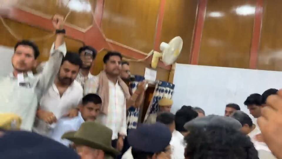 बड़ी खबर: कोलायत में मंत्री सुमित गोदारा की जनसुनवाई में हंगामा!
आज कोलायत में केबिनेट मंत्री सुमित गोदारा की जनसुनवाई के दौरान अचानक माहौल गरमा गया और कार्यक्रम में जमकर "देवीसिंह भाटी जिंदाबाद" के नारे गूंजने लगे।
क्या था पूरा मामला?
विवाद की मुख्य वजह जनसुनवाई का पोस्टर रहा। पोस्टर में कोलायत के स्थानीय विधायक अंशुमान सिंह भाटी की फोटो नहीं लगाई गई थी। इसे लेकर देवीसिंह भाटी और विधायक अंशुमान सिंह भाटी के समर्थक खासे नाराज हो गए और उन्होंने कार्यक्रम में अपना विरोध दर्ज करवाया।
मंत्री ने दिखाई समझदारी, शांत कराया मामला:
हंगामे को बढ़ता देख कैबिनेट मंत्री सुमित गोदारा ने खुद स्थिति को संभाला। बोले कि कई बार हो जाती है गलतियां,अगली बार रखेगे ध्यान,उन्होंने अपनी सूझबूझ दिखाते हुए नाराज समर्थकों से समझाइश की और उन्हें शांत कर मामले को सुलझाया।
#TheBikanerNews #Bikaner #Kolayat #SumitGodara #AnshumanSinghBhati #DeviSinghBhati #RajasthanPolitics #BikanerUpdates #RajasthanNews #PoliticalNews
Devi Singh Bhati Anshuman Singh Bhati Sumit Godara - विधायक लूणकरणसर