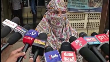रीवा के होटल में वैवाहिक विवाद का हाई-वोल्टेज ड्रामा, पत्नी ने पति को दूसरी युवती के साथ पकड़ने का किया दावा
70 किलोमीटर पीछा कर होटल पहुंची महिला, होटल से थाने तक चला हंगामा
पति-पत्नी और दूसरी युवती के दावों से मामला चर्चा में, पुलिस जांच के बाद ही होगी स्थिति स्पष्ट
✒️ रिपोर्ट स्टेट हेड रोशन लाल श्रीवास्तव एनसीआर
रीवा (मध्य प्रदेश)। मध्य प्रदेश के रीवा शहर में एक होटल में वैवाहिक विवाद का मामला सामने आया है। सोशल मीडिया पर वायरल वीडियो और उपलब्ध जानकारी के अनुसार, एक महिला ने अपने पति को होटल के कमरे में दूसरी युवती के साथ होने का दावा किया। इसके बाद होटल परिसर से लेकर थाने तक हंगामा हुआ। घटना के कई वीडियो सोशल मीडिया पर वायरल हैं। हालांकि, मामले से जुड़े सभी दावों और आरोपों की आधिकारिक पुष्टि पुलिस जांच के बाद ही हो सकेगी।
रीवा। मध्य प्रदेश के रीवा जिले के समान थाना क्षेत्र स्थित एक होटल में रविवार को उस समय अफरा-तफरी मच गई, जब एक महिला अपने पति को कथित तौर पर दूसरी युवती के साथ होटल के कमरे में पकड़ने पहुंच गई। घटना का वीडियो सोशल मीडिया पर तेजी से वायरल हो रहा है।
प्रारंभिक जानकारी के अनुसार, महिला का दावा है कि उसने 3 जुलाई 2025 को युवक से कोर्ट मैरिज की थी। महिला का आरोप है कि विवाह के कुछ समय बाद पति अचानक लापता हो गया, मोबाइल नंबर बदल लिया और उससे संपर्क समाप्त कर दिया। बाद में उसे जानकारी मिली कि उसका पति किसी अन्य युवती के साथ रीवा पहुंचा है।
महिला का दावा है कि उसने लगभग 70 किलोमीटर तक पति का पीछा किया और रीवा के एक होटल तक पहुंच गई। होटल में कमरे का दरवाजा खुलने पर महिला ने पति को दूसरी युवती के साथ देखकर विरोध किया, जिसके बाद दोनों के बीच तीखी नोकझोंक और मारपीट हुई।
प्रत्यक्षदर्शियों के अनुसार, विवाद होटल से बाहर सड़क तक पहुंच गया। वायरल वीडियो में महिला पति का कॉलर पकड़कर उसे थाने की ओर ले जाती दिखाई दे रही है। घटना के दौरान होटल परिसर में काफी देर तक हंगामे की स्थिति बनी रही।
उपलब्ध जानकारी के अनुसार, होटल में मौजूद युवती ने दावा किया कि उसे युवक के शादीशुदा होने की जानकारी नहीं थी। वहीं पति ने कथित तौर पर पत्नी के साथ रहने से इनकार करते हुए तलाक लेने और दूसरी युवती से विवाह करने की बात कही। दूसरी ओर महिला ने तलाक देने से इनकार करते हुए अपने वैवाहिक अधिकारों का दावा किया।
पुलिस ने दोनों पक्षों से पूछताछ शुरू कर दी है। मामले में यदि कोई लिखित शिकायत या कानूनी कार्रवाई की गई है तो उसकी जांच संबंधित पुलिस द्वारा की जा रही है।
> महत्वपूर्ण सूचना: यह समाचार उपलब्ध प्रारंभिक जानकारी, वायरल वीडियो और संबंधित पक्षों के दावों पर आधारित है। एनडी न्यूज़ इन दावों की स्वतंत्र पुष्टि नहीं करता। मामले की वास्तविक स्थिति पुलिस जांच और आधिकारिक तथ्यों के बाद ही स्पष्ट होगी।
वैवाहिक विवादों से जुड़े मामलों में भावनात्मक तनाव के कारण सार्वजनिक स्थानों पर विवाद की स्थिति बन सकती है। ऐसे मामलों में सभी पक्षों के दावों की निष्पक्ष जांच और कानूनी प्रक्रिया का पालन आवश्यक है। जांच पूरी होने के बाद ही मामले की वास्तविक स्थिति स्पष्ट हो सकेगी।
🟥 ND NEWS | दैनिक निष्पक्ष धारा की अपील
एनडी न्यूज़ एवं दैनिक निष्पक्ष धारा सभी नागरिकों से अपील करता है कि वैवाहिक या पारिवारिक विवादों का समाधान कानून, संवाद और न्यायिक प्रक्रिया के माध्यम से करें। सार्वजनिक स्थानों पर हिंसा, मारपीट या कानून हाथ में लेने से बचें। प्रशासन से अपेक्षा है कि मामले की निष्पक्ष जांच कर तथ्यात्मक आधार पर आवश्यक कार्रवाई सुनिश्चित करे।
जनहित में सुझाव
वैवाहिक विवाद होने पर परिवार परामर्श केंद्र या न्यायिक प्रक्रिया का सहारा लें।
किसी भी विवाद की स्थिति में हिंसा के बजाय पुलिस और कानून की सहायता लें।
सोशल मीडिया पर वायरल वीडियो के आधार पर निष्कर्ष निकालने से बचें।
जांच पूरी होने तक सभी पक्षों को निष्पक्ष सुनने का अवसर दिया जाना चाहिए।
👇👇👇
#NDNews #दैनिकनिष्पक्षधारा #Rewa #MadhyaPradesh #BreakingNews #ViralVideo #HotelDispute #FamilyDispute #PoliceInvestigation #SocialAwareness #MPPolice
👇👇
@CMMadhyaPradesh
@MPPoliceDept
@DGP_MP
@JansamparkMP
@RewaPolice
@mohdept
👇👇
🟥 ND NEWS | दैनिक निष्पक्ष धारा
मुख्य संपादक / संस्थापक: राजन सिंह हाड़ा
सह-संपादक: शालिनी सिंह भदौरिया
📍 कार्यालय-3: U158, हीरा स्वीट्स के पास, विकास मार्ग, लक्ष्मी नगर, पूर्वी दिल्ली, पिन कोड – 110092 (NCR)
📍 कार्यालय-2: विधानसभा रोड, बर्लिंगटन चौराहा, लखनऊ (226001) (UP)
📍 कार्यालय-1: 1/1 अटल बिहारी चौराहा, नियर बर्मा चौराहा, फतेहपुर (212601) (UP)
📞 मोबाइल: 9696119696