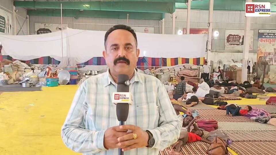 😲 पहली बार देखा इतनी बड़ी कढ़ाई! संत रामपाल जी के आश्रम में 1 घंटे में तैयार होती है 15 कुंतल जलेबी 🍯
संत रामपाल जी महाराज के आश्रम में पहली बार देखने को मिली जलेबी बनाने की विशाल व्यवस्था। इतनी बड़ी कढ़ाई में मात्र 1 घंटे के भीतर करीब 15 कुंतल देसी घी की जलेबी तैयार की जाती है। यह नजारा हर किसी को हैरान कर देता है और आश्रम की भव्य भंडारा व्यवस्था की झलक दिखाता है। 🙏🍯
#SantRampalJiMaharaj #Jalebi #DesiGheeJalebi #Bhandara #ViralVideo #RSNExpress #AmazingIndia #AshramNews