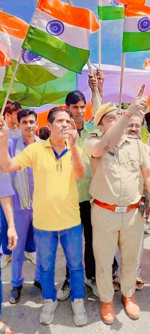 हजारों उलझनें राहों में और कोशिशें बेहिसाब,
इसी का नाम है ज़िन्दगी चलते रहिये जनाब।
सत्य परेशान हो सकता है, पराजित नहीं
Devendra Sharma