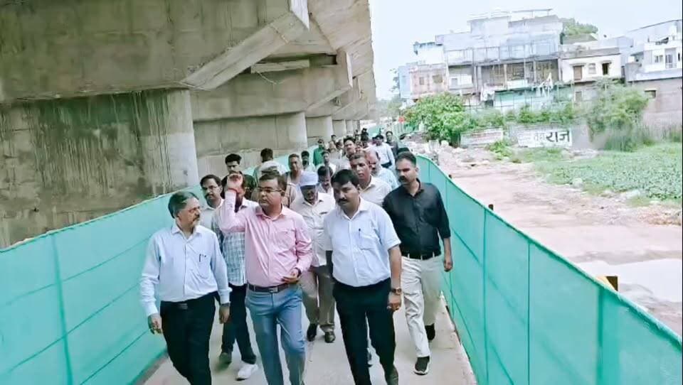 ललितपुर: शहजाद नदी पर निर्माणाधीन पुल का जिलाधिकारी सत्य प्रकाश ने किया निरीक्षण
निरीक्षण के दौरान भाजपा के वरिष्ठ कार्यकर्ता डॉ. राजकुमार जैन सहित अन्य भाजपा कार्यकर्ता भी मौजूद रहे।
#ललितपुर #Lalitpur #शहजादनदी #ShahzadRiver #BridgeConstruction #DMInspection #SatyaprakashDM #UttarPradesh #Development #Infrastructure #PublicWorks #ConstructionUpdate #BreakingNews #HindiNews #Bundelkhand #LatestNews #IDNNews #LalitpurNews #DistrictMagistrate #BridgeUpdate