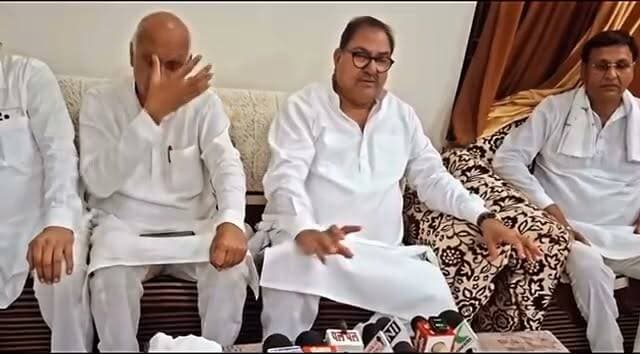 "जितनी आलोचना होगी, उतनी मजबूत होगी जनता की आवाज़" : अभय चौटाला
ऐलनाबाद विधानसभा दौरे के दौरान पत्रकारों से बातचीत में इनेलो सुप्रीमो अभय चौटाला ने विपक्ष और आलोचकों पर निशाना साधते हुए कहा कि वे जनता के हकों की लड़ाई से पीछे हटने वाले नहीं हैं।
उन्होंने कहा, "मैं ऐसे ही लगा रहूँगा और जिस दिन जनता ने साथ दिया, उस दिन हर गलत का हिसाब होगा। जब ज़्यादा आलोचना होने लग जाए तो समझ लो सही दिशा में लोगों के हकों की लड़ाई लड़ी जा रही है। ये मेरी जितनी आलोचना करेंगे, मैं उतना ही प्रदेश के लोगों की आवाज़ को मजबूत करूँगा।"
अभय चौटाला ने कहा कि उनका संघर्ष हरियाणा के किसानों, युवाओं और आम जनता के अधिकारों के लिए लगातार जारी रहेगा।
आपकी क्या राय है? क्या बढ़ती आलोचना इस बात का संकेत है कि कोई नेता सही दिशा में संघर्ष कर रहा है? अपनी राय कमेंट में जरूर बताएं।
#AbhayChautala #INLD #HaryanaPolitics #Ellenabad #Haryana #Politics #BreakingNews