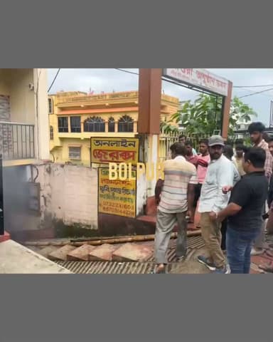 বোলপুরে রবীন্দ্রবিথী বাইপাস সংলগ্ন একটি ব্যাটারি গোডাউনে আগুন 🔥 তড়িঘড়ি ঘটনাস্থলে দমকল বাহিনী আগুন নিয়ন্ত্রণে আনে।
#বোলপুর
#বীরভূম