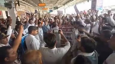 Agra नरेंद्र चाहर के समर्थन में देश भर के 200 स्टेशन मास्टर आगरा कैंट स्टेशन पहुँचे , ज़ोरदार प्रदर्शन ।
#Agra #agracity