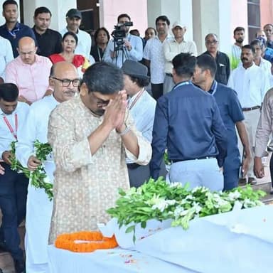 मुख्यमंत्री हेमंत सोरेन ने पूर्व मंत्री मन्नान मल्लिक को दी श्रद्धांजलि, परिजनों से मिलकर जताई गहरी संवेदना
रांची: मुख्यमंत्री हेमंत सोरेन ने मंगलवार को झारखंड विधानसभा पहुंचकर राज्य के पूर्व मंत्री मन्नान मल्लिक को श्रद्धासुमन अर्पित किए। इस दौरान उन्होंने दिवंगत नेता के पार्थिव शरीर पर पुष्पांजलि अर्पित की और उनके परिजनों से मिलकर गहरी संवेदनाएं व्यक्त कीं।
मुख्यमंत्री ने कहा कि मन्नान मल्लिक ने अपना संपूर्ण सार्वजनिक जीवन जनसेवा और समाज के वंचित एवं पीड़ित वर्गों की आवाज़ को समर्पित किया। विशेष रूप से धनबाद की जनता के बीच उनका योगदान सदैव स्मरणीय रहेगा। उन्होंने कहा कि मन्नान मल्लिक का निधन झारखंड की राजनीति और सार्वजनिक जीवन के लिए अपूरणीय क्षति है।
मुख्यमंत्री हेमंत सोरेन ने मरांग बुरु से दिवंगत आत्मा की शांति के लिए प्रार्थना करते हुए शोकाकुल परिजनों, समर्थकों और शुभचिंतकों को इस दुःख की घड़ी को सहन करने की शक्ति प्रदान करने की कामना की।
#hemantsoren #mannanmalik #vidhansabha #jharkhand #99news