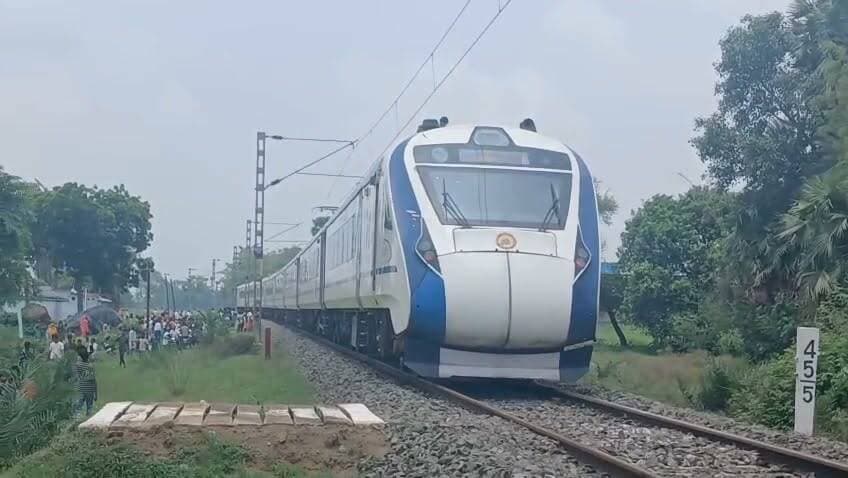 वंदे भारत से टकराया सांड, 40 मिनट तक रुकी ट्रेन... चालक की सूझबूझ से टला बड़ा हादसा!
बाराहाट थाना क्षेत्र के परबत्ता गांव के पास दुमका-भागलपुर वंदे भारत एक्सप्रेस एक सांड से टकरा गई। टक्कर के बाद सांड ट्रेन के अगले हिस्से में फंस गया, जिससे ट्रेन करीब 40 मिनट तक घटनास्थल पर खड़ी रही। ग्रामीणों और आरपीएफ के संयुक्त प्रयास से सांड को हटाने के बाद ट्रैक की जांच की गई और फिर ट्रेन को सुरक्षित भागलपुर के लिए रवाना किया गया। घटना में सांड की मौत हो गई, जबकि ट्रेन में सवार सभी यात्री सुरक्षित हैं।
#वंदेभारत #TrainAccident #Parbatta #Barahat #BankaNews #Bhagalpur #Railway #BreakingNews #मैं_हूं_बांका