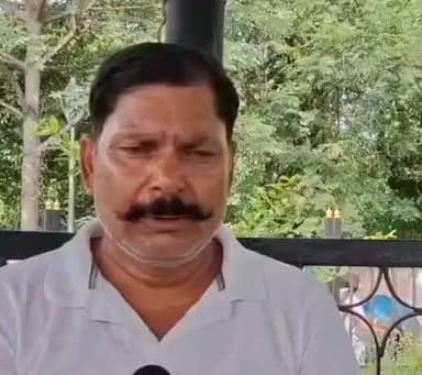 #अलीगढ़ में करणी सेना का आमिर खान की कथित तीसरी शादी पर विरोध, लव जिहाद का आरोप; राष्ट्रीय उपाध्यक्ष ठाकुर ज्ञानेंद्र सिंह ने शाही चीफ मुफ्ती से शरीयत के तहत गैर-मुस्लिम महिला से विवाह की वैधता पर जवाब मांगा, कार्रवाई की उठाई मांग
#AamirKhan
#Aligarh
#KarniSena
#LoveJihad
#BreakingNews