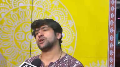 गोलीकांड मामले में बागेश्वर महाराज का बड़ा बयान, कहा- शालिग्राम से मेरा कोई नाता नहीं
छतरपुर जिले के कौड़ा गांव में हुए विवाद और गोलीकांड के बाद अब बागेश्वर धाम के पीठाधीश्वर पंडित धीरेंद्र कृष्ण शास्त्री का बड़ा बयान सामने आया है।उन्होंने अपने भाई शालिग्राम गर्ग से स्पष्ट रूप से पल्ला झाड़ लिया है।धीरेंद्र शास्त्री ने कहा कि शालिग्राम गर्ग से उनका कोई नाता नहीं है और वे तीन साल पहले ही यह घोषणा कर चुके हैं कि उनके लिए पूरा संसार ही उनका परिवार है। उन्होंने अपील की है कि हर किसी घटना से उनका नाम न जोड़ा जाए। महाराज ने कहा, "गांव बड़ा है, परिवार बड़ा है; हर किसी के कृत्य से मेरा संबंध नहीं है।" उन्होंने साफ शब्दों में कहा कि यदि शालिग्राम इस मामले में दोषी हैं, तो कानून उनके खिलाफ कड़ी से कड़ी कानूनी कार्रवाई करे।
बयान -धीरेन्द्र शास्त्री, बागेश्वर महराज
हिमांशु अग्रवाल
छतरपुर