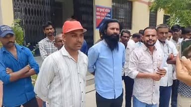 गंगधार (झालावाड़)
राहुल मेहर मौत मामले में निष्पक्ष जांच की मांग, ग्रामीणों ने सौंपा ज्ञापन
झालावाड़ के गुराडिया झाला गांव में दो सप्ताह पूर्व संदिग्ध परिस्थितियों में कुएं में मिले राहुल मेहर के शव के मामले में ग्रामीणों और मेहर समाज का आक्रोश बढ़ गया है। परिजनों ने हत्या की आशंका जताते हुए दो नामजद आरोपियों के खिलाफ FIR दर्ज कराई थी, लेकिन पुलिस द्वारा कोई ठोस कार्रवाई न होने से नाराज ग्रामीणों ने आज एसपी के नाम पुलिस उपाधीक्षक हेमंत गौतम को ज्ञापन सौंपा। ग्रामीणों ने निष्पक्ष जांच और दोषियों की जल्द गिरफ्तारी की मांग की है। उक्त मामले में गंगधार पुलिस उपाधीक्षक हेमंत गौतम ने बताया किनिष्पक्षता से जांच की जाएगी और जो भी जांच में सामने आएगा उसी तथ्यों के आधार पर नियमानुसार कार्यवाही की जाएगी
#Jhalawar #Gangdhar #JusticeForRahulMehar #RajasthanNews #MeharSamaj
