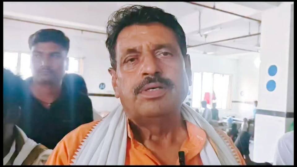 बागेश्वर धाम के महंत धीरेंद्र कृष्ण शास्त्री के भाई पर गरमाई सियासत! पूर्व विधायक आई.डी. प्रजापति ने धीरेंद्र शास्त्री के भाई शालिग्राम को लेकर दिया बड़ा बयान
#BageshwarDham #DhirendraShastri #Shaligram #IDPrajapati #Chhatarpur #BreakingNews #PoliticalReaction #HindiNews #ViralNews #LatestNews #IndiaDabangNews #trendingnews