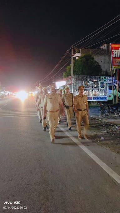 #MaharajganjPolice
#Sp_महराजगंज के निर्देशन में जनपद में शांति व कानून व्यवस्था सुदृढ़ बनाये रखने हेतु थाना #भिटौली पुलिस द्वारा थाना क्षेत्रांतर्गत के प्रमुख चौराहों, बाजारों व भीड़ भाड़ वाले संवेदनशील स्थानों पर पैदल गश्त कर संदिग्ध व्यक्ति, वाहनों की सघन चेकिंग की गई तथा आमजन को सुरक्षा का भरोसा दिलाया गया।
@Uppolice
@AdgGkr
@diggorakhpur