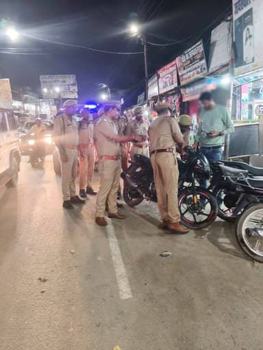 #MaharajganjPolice
#Sp_महराजगंज के निर्देशन में जनपद में शांति व कानून व्यवस्था सुदृढ़ बनाये रखने हेतु थाना #फरेन्दा पुलिस द्वारा थाना क्षेत्रांतर्गत के प्रमुख चौराहों, बाजारों व भीड़ भाड़ वाले संवेदनशील स्थानों पर पैदल गश्त कर संदिग्ध व्यक्ति, वाहनों की सघन चेकिंग की गई तथा आमजन को सुरक्षा का भरोसा दिलाया गया।
@Uppolice
@AdgGkr
@diggorakhpur