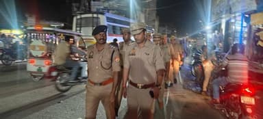 #MaharajganjPolice
#Sp_महराजगंज के निर्देशन में जनपद में शांति व कानून व्यवस्था सुदृढ़ बनाये रखने हेतु क्षेत्राधिकारी नौतनवां द्वारा थाना नौतनवां पुलिस के साथ थाना क्षेत्रांतर्गत के प्रमुख चौराहों, बाजारों व भीड़ भाड़ वाले संवेदनशील स्थानों पर पैदल गश्त कर संदिग्ध व्यक्ति, वाहनों की सघन चेकिंग की गई तथा आमजन को सुरक्षा का भरोसा दिलाया गया।
@Uppolice
@AdgGkr
@diggorakhpur