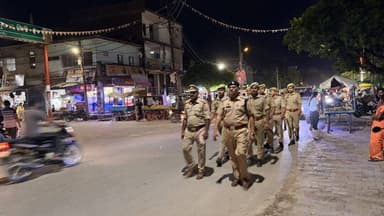 #MaharajganjPolice
#Sp_महराजगंज के निर्देशन में जनपद में शांति व कानून व्यवस्था सुदृढ़ बनाये रखने हेतु क्षेत्राधिकारी निचलौल द्वारा निचलौल पुलिस के साथ थाना क्षेत्रांतर्गत के प्रमुख चौराहों, बाजारों व भीड़ भाड़ वाले संवेदनशील स्थानों पर पैदल गश्त कर संदिग्ध व्यक्ति, वाहनों की सघन चेकिंग की गई तथा आमजन को सुरक्षा का भरोसा दिलाया गया।
@Uppolice
@AdgGkr
@diggorakhpur