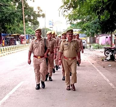 #SitapurPolice थाना कोतवाली नगर पुलिस द्वारा अपराध नियंत्रण, शांति/सुरक्षा एवं कानून व्यवस्था तथा जनमानस में सुरक्षा की भावना बनाये रखने हेतु मुख्य मार्गों, बाजारों एवं भीड़-भाड़ वाले स्थानों पर पैदल गश्त की जा रही है।
#UPPolice #Footpatrolling
@Igrangelucknow https://t.co/tlUa96zs8p