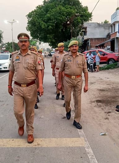 #SitapurPolice थाना हरगांव पुलिस द्वारा अपराध नियंत्रण, शांति/सुरक्षा एवं कानून व्यवस्था तथा जनमानस में सुरक्षा की भावना बनाये रखने हेतु मुख्य मार्गों, बाजारों एवं भीड़-भाड़ वाले स्थानों पर पैदल गश्त की जा रही है।
#UPPolice #Footpatrolling
@Igrangelucknow https://t.co/jT41ZrY5UT